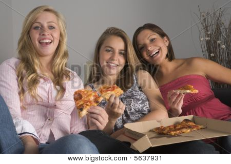 Teenager essen pizza