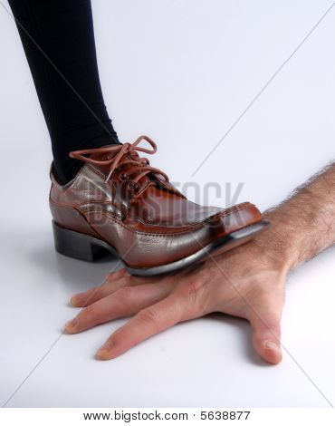 Boty drtit ruku nad bílým pozadím