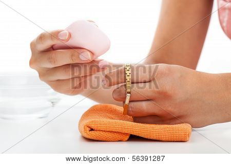 สร้อยข้อมือทองที่ทำความสะอาด