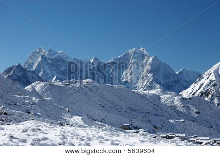 Villaggio di montagna dopo la nevicata, Himalaya, Nepal