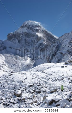 L'alpiniste en direction de Mont enneigé, Himalaya