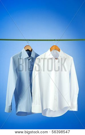 Camicia maschile contro sfondo sfumato