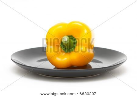 Gul peppar på en tallrik