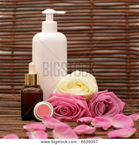 Cosméticos, rosas e pétalas de rosas