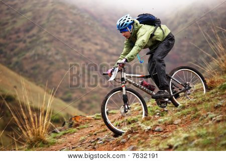 Frühlings-Abenteuer-Mountain Bike Wettbewerb