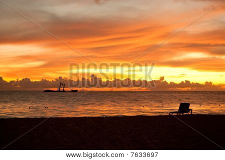 Lyse solopgang i morgen med sandstrand og havet