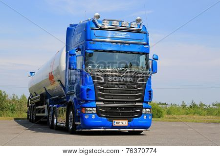 Blue Scania V8 Tank Truck For Dry Bulk Transport