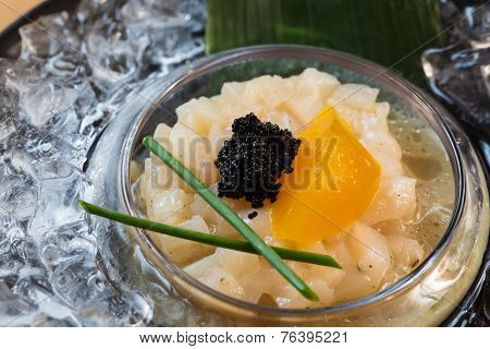 Raw queen scallops