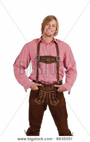 Felice uomo bavarese casual con pantaloni di cuoio oktoberfest (lederhose).