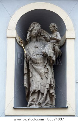 VIENNA, AUSTRIA - OCTOBER 11: Virgin Mary with baby Jesus, Minoriten kirche in Vienna, Austria on October 11, 2014.