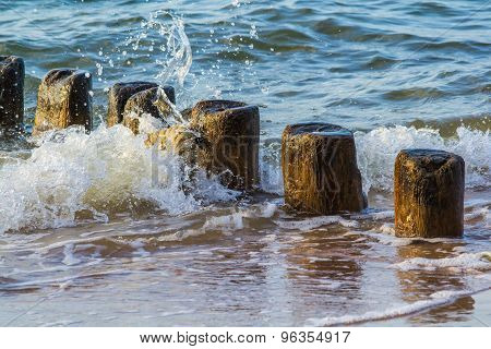 Water against groynes