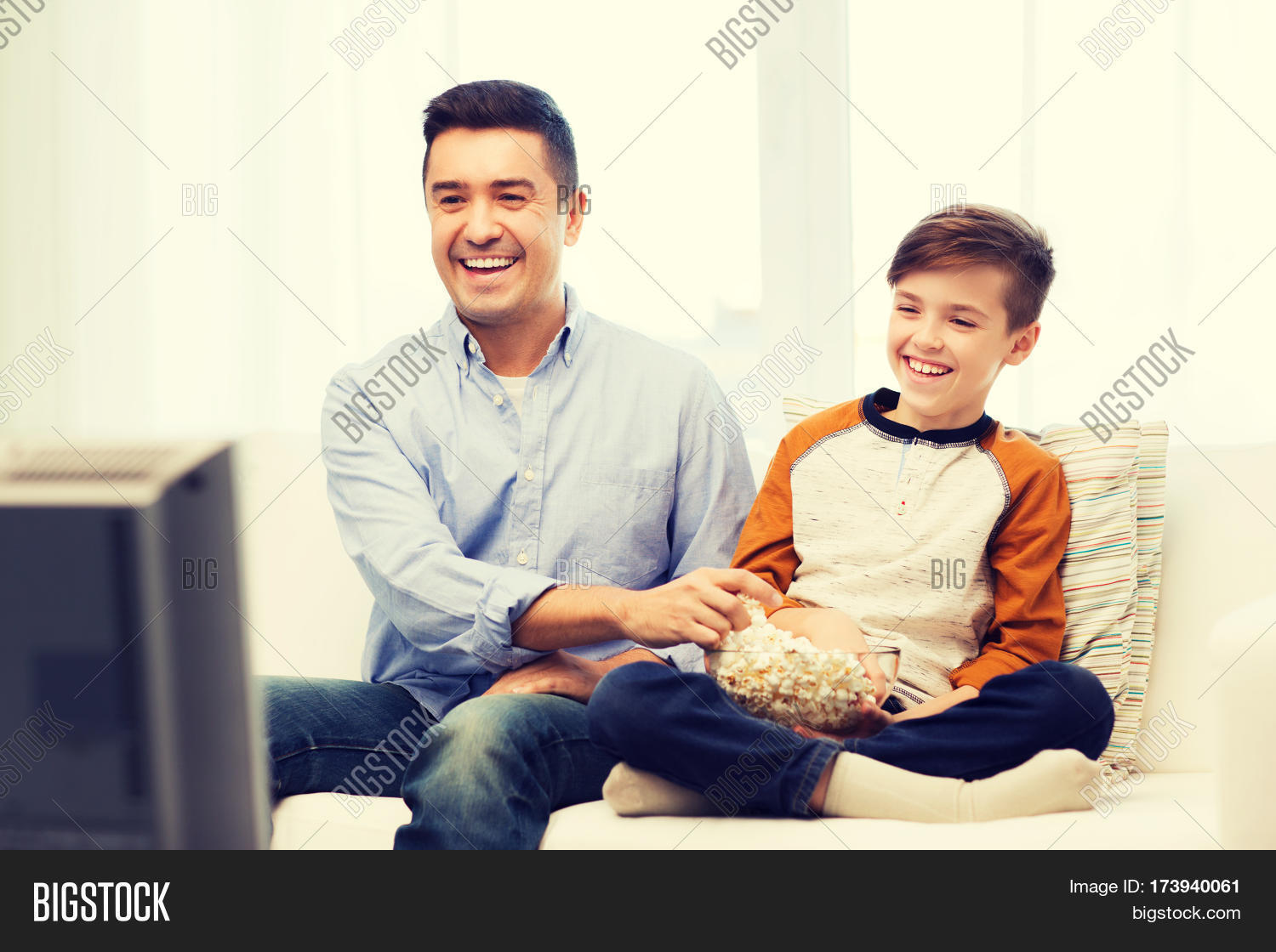 мама в телевизоре. пап тв. семья у телевизора. родители дети телевизор. папа сын у тв.