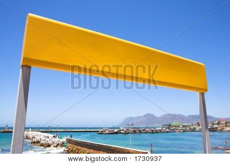 Segno stazione ferroviaria giallo al litorale