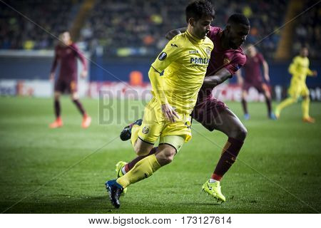 VILLARREAL, SPAIN - FEBRUARY 16: (L) Trigueros, (R) Rudiger during UEFA Europa League match between Villarreal CF and AS Roma at Ceramica Stadium on February 16, 2017 in Villarreal, Spain
