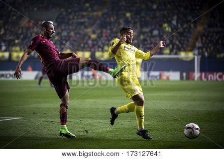 VILLARREAL, SPAIN - FEBRUARY 16: (R) Dos Santos, (L) Peres during UEFA Europa League match between Villarreal CF and AS Roma at Ceramica Stadium on February 16, 2017 in Villarreal, Spain