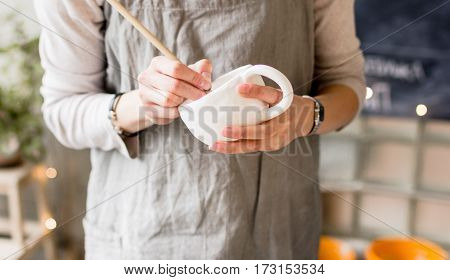 workshop production of ceramic tableware product painting.