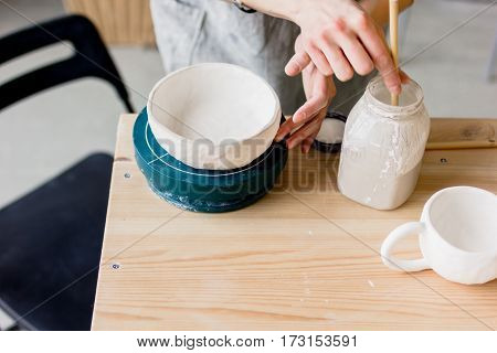 workshop production of ceramic tableware product painting.