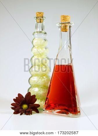 Bath ans spa acessories in red and white