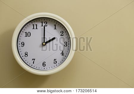The time for wall clock of the wall is 2:00