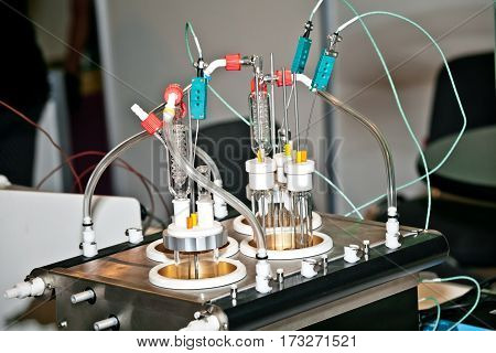 Universal reactor work station with a range of easily interchangeable vessels