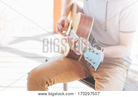 Masterclass learning to play the guitar outdoors. Musical education.