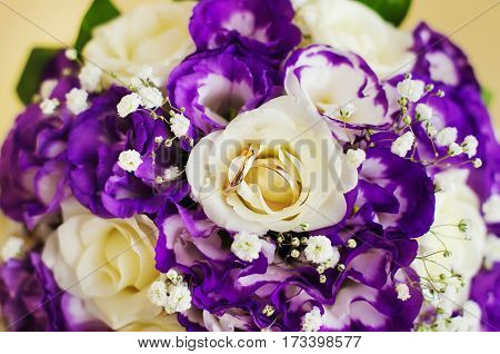bride bouquet and wedding rings in weding day