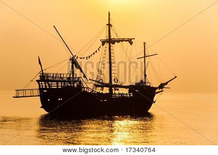 Schoner Silhouette bei Sonnenuntergang
