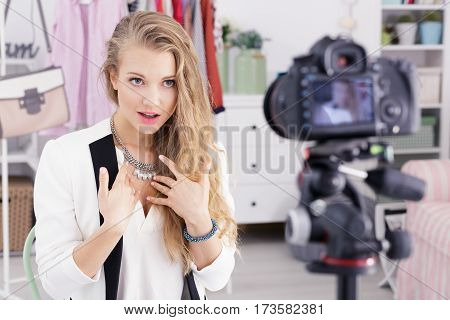 Blogging Girl And Shopping Video