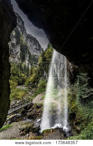 A beautiful waterfall in the heart of the gorges of Kakuetta in the Pyrénées Atlantiques. A little away from the path since it will be necessary to go under a bridge to see it from this angle of view.