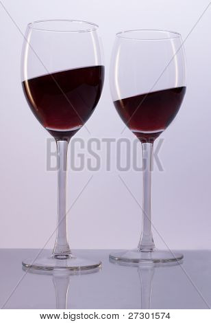 Due bicchieri di vino rosso