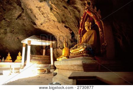 Estátua budista na caverna