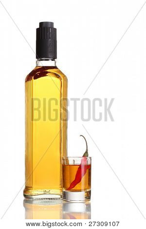 bouteille et verre de poivre rouge et vodka piment isolé on white