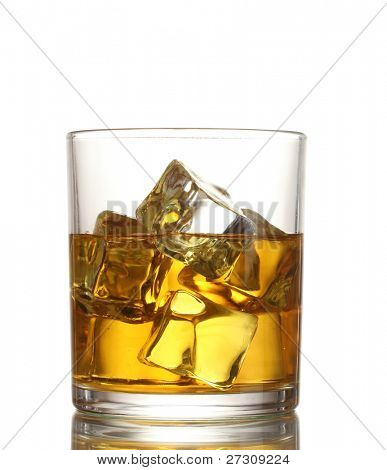 verre de whisky et de la glace isolé on white
