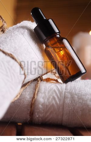 Uzavřete aromatheraphy oleje na souhrnných ručník