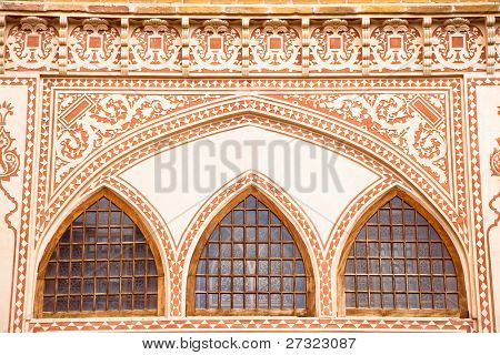 Windows Ameriha Khan-e historického domu v Kashan, Írán