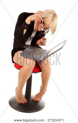 Funny giovane donna con il computer portatile sul bianco