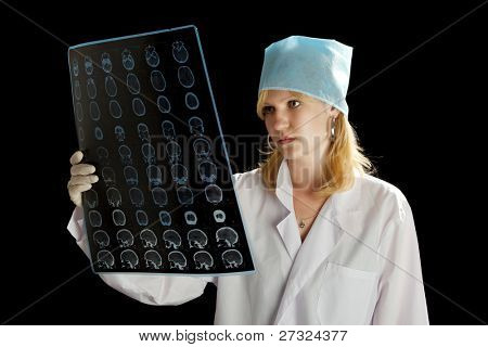 donna medicina con tomografia su nero