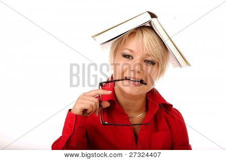 ragazza con libro sul bianco