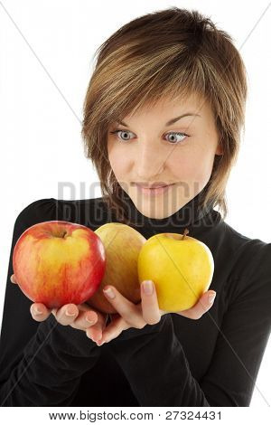 giovane ragazza bella con le mele sul bianco