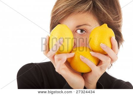 Giovane bella donna tenere limoni nelle sue mani sul bianco