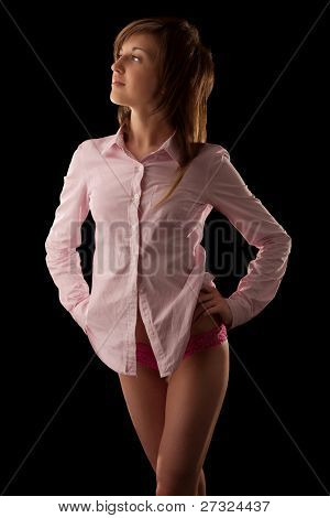 Giovane bella ragazza posa per il ritratto in nero