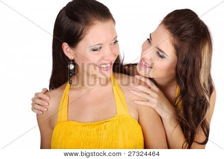 Due belle ragazze in abito giallo sul bianco