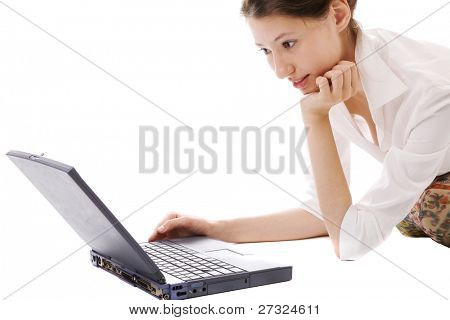 Cute giovane donna con il computer portatile sul bianco