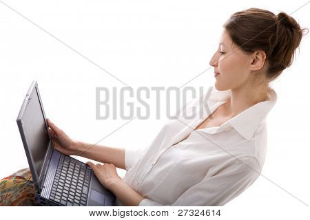 Cute giovane donna con il computer portatile sul bianco