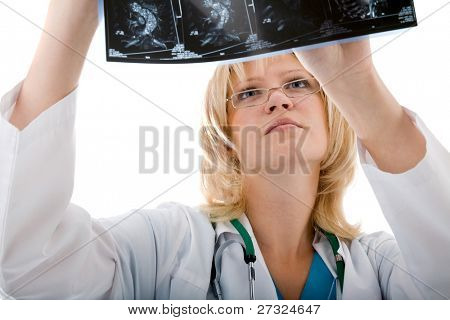 medico femmina guardando un polmone o radiografia del tronco