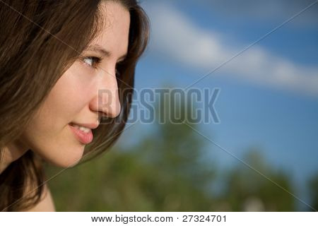 Una donna giovane e bella rilassante