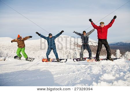 Šťastný tým snowboardistů v zimních horách