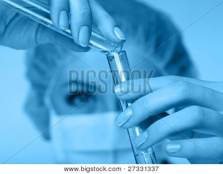 forsker i laboratoriet isolatated