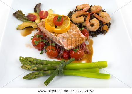 Salmone, asparagi, riso selvatico con gamberi, cipolla, peperoni arrosto e pomodori con salsa di melograno