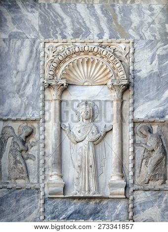 VENICE, ITALY - MAY 28 : Aedicule with the Virgin between two announcing angels, north side of St. Mark's Basilica, St. Mark's Square, Venice, Italy, UNESCO World Heritage Sites on May 28, 2017.